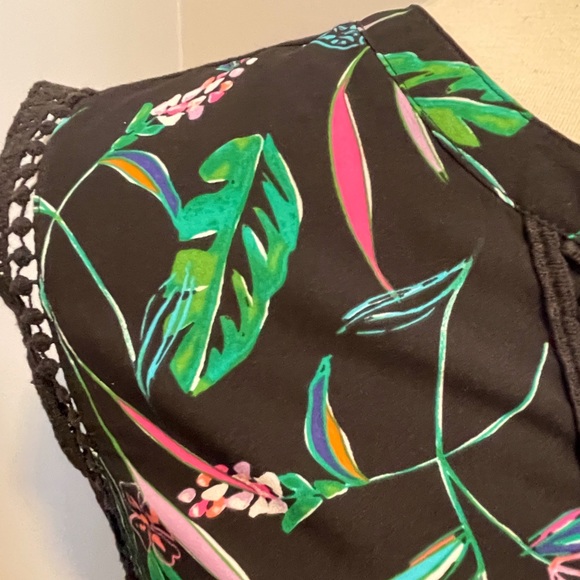 Sleeveless women’s floral blouse - Picture 3 of 5